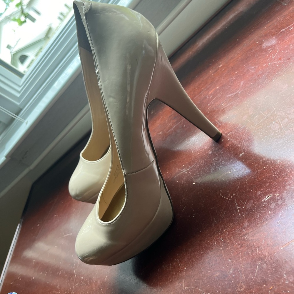 G by Guess Cream High Heels size 9.5 - Picture 3 of 5